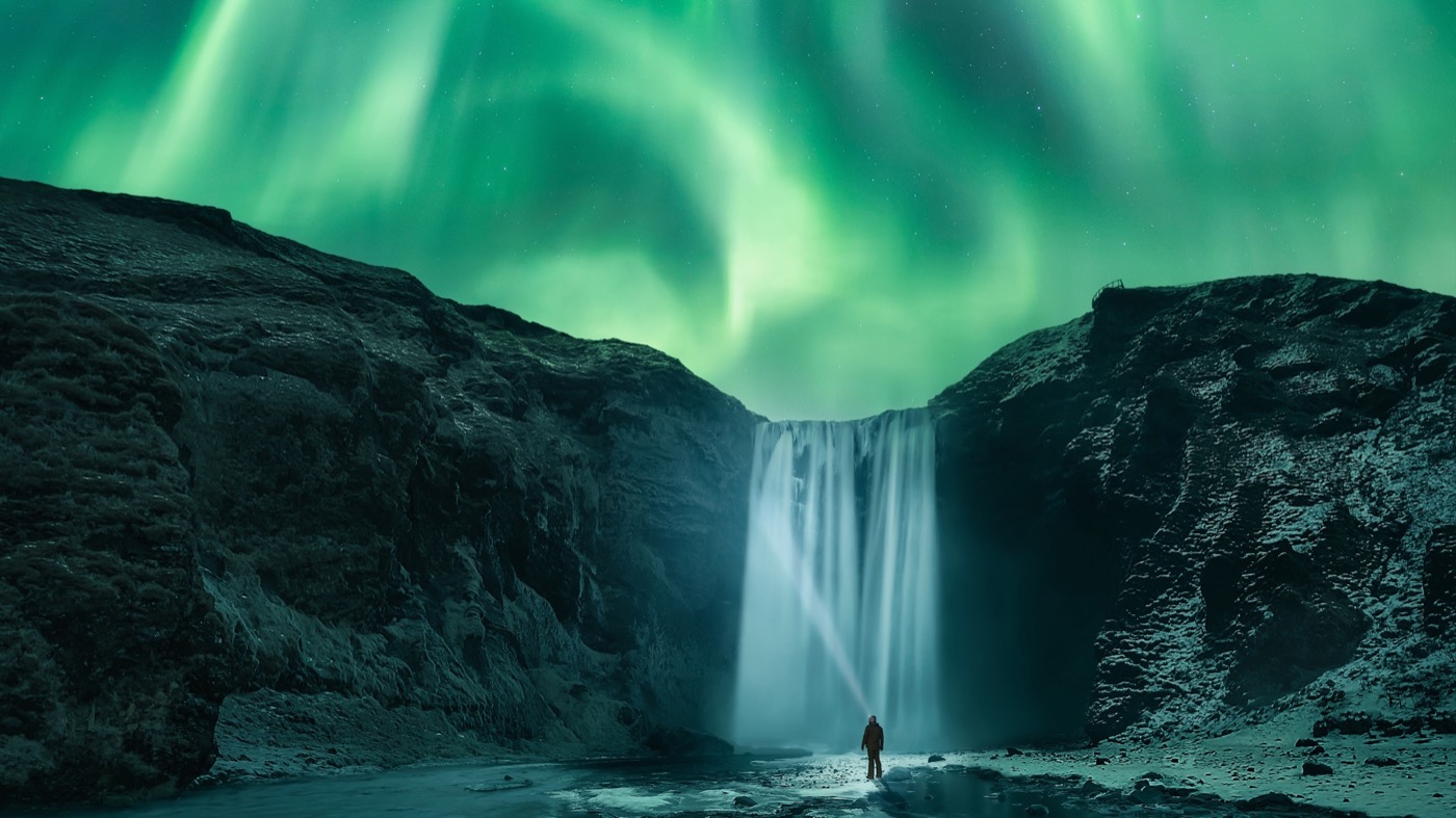 Zorza polarna nad wodospadem Skógafoss