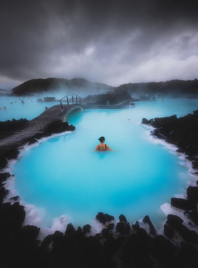 Blue Lagoon, mlecznobłękitna woda term pośród pól lawowych