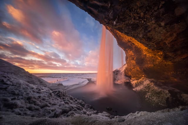 Wodospad Seljalandsfoss zimą